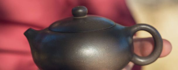 bols en céramique faits d'argile sur un fond en bois. - Photo, image