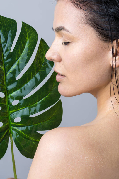 Kráska Žena s přírodním zeleným portrétem palmového listu. Móda, krása, make-up, kosmetika. - Fotografie, Obrázek