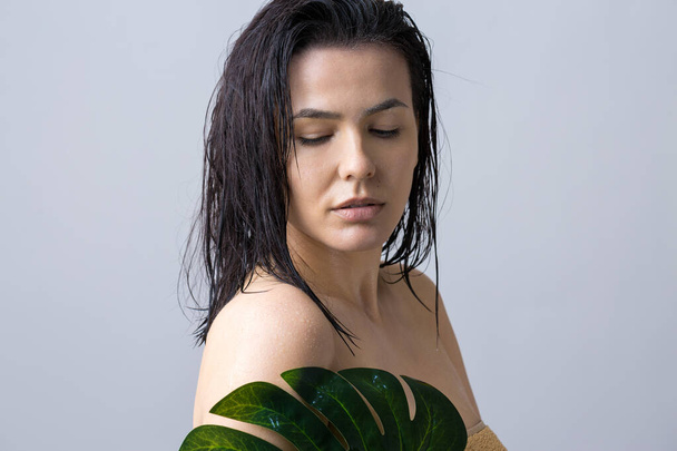 Kauneus Nainen, jolla on luonnollinen vihreä palmunlehti muotokuva. Muoti, kauneus, meikki, kosmetiikka. - Valokuva, kuva