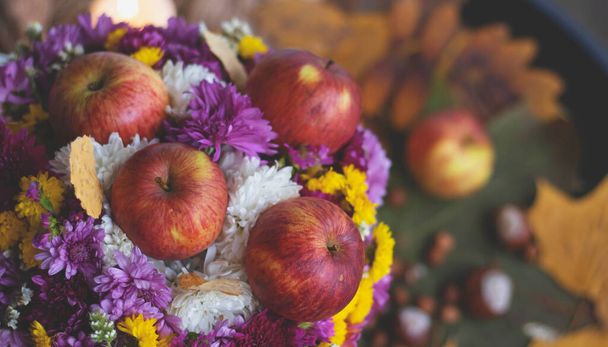 Autumn bouquet of flowers and apples. Autumn bright background with apples, chrysontema, dry leaves. September October November. Seasonal autumn background with yellow and orange colors. - Foto, imagen