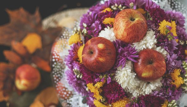 Autumn bouquet of flowers and apples. Autumn bright background with apples, chrysontema, dry leaves. September October November. Seasonal autumn background with yellow and orange colors. - Fotó, kép