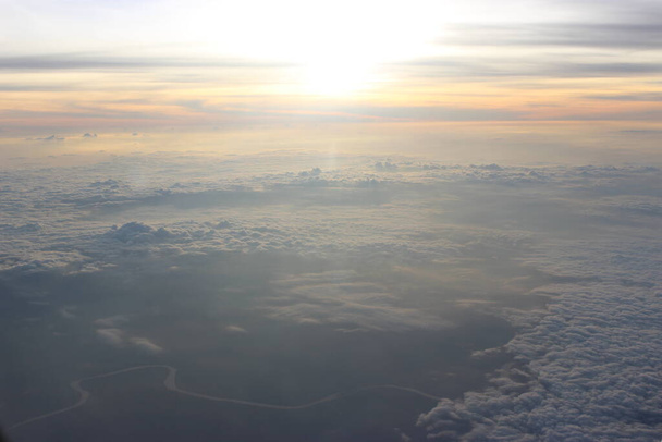Закат над облаками с неба - Фото, изображение