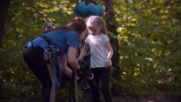 Inspektor nasadí ochranný systém na dívku před atrakcí v lese - Záběry, video
