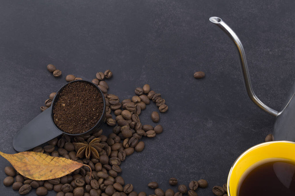 Kapací kávová konvice s praženými kávovými zrny na černém pozadí - Fotografie, Obrázek