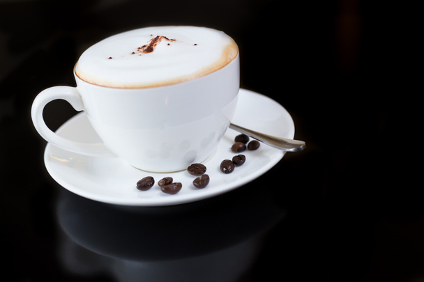 Valkoinen kuppi tuoksuva kuuma kahvi eristetty mustalla pohjalla
 - Valokuva, kuva