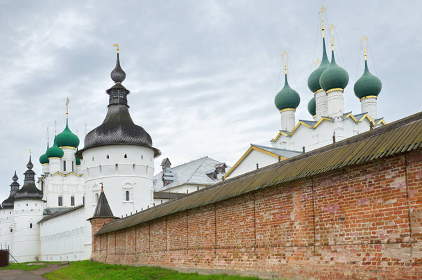 Rostov Veliky, Russia - July 24, 2019: Towers and domes of the Rostov Kremlin. Golden ring of Russia - Foto, afbeelding