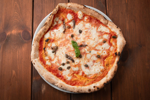 Pyszne autentyczne Napoli pizza na drewnianym stole  - Zdjęcie, obraz