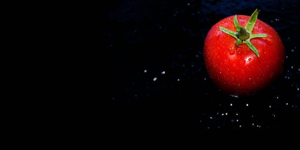 Siyah zemin üzerinde su damlaları olan kırmızı domates, afiş. - Fotoğraf, Görsel