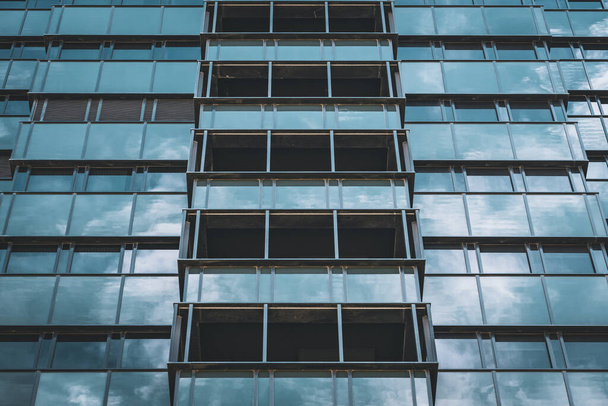 Fachada vitrificada geométrica de um edifício de escritórios - Foto, Imagem