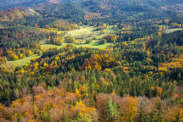 increíble paisaje otoñal en las montañas Sudetes en Polonia - Foto, imagen