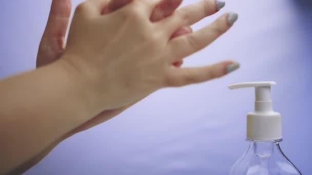 Femme traite les mains avec du gel antiseptique, gros plan, hygiène des mains - Séquence, vidéo