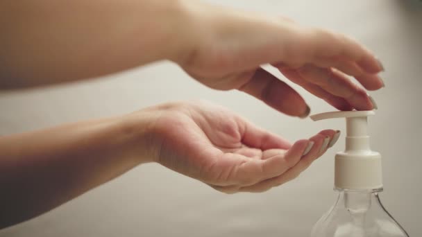 Femme traite ses mains avec du gel antiseptique, hygiène des mains, gros plan - Séquence, vidéo