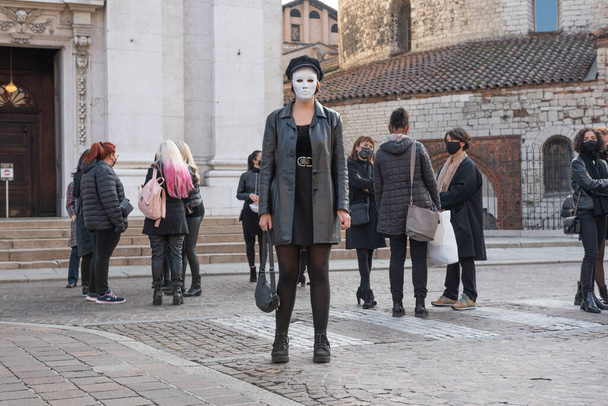 OCTOBER 30, 2020 - BRESCIA, ITALY: Girl in a theatrical mask in a manifestation of show business workers. Woman in the square to protest against the closure of the theater. Covid-19 - Foto, Bild