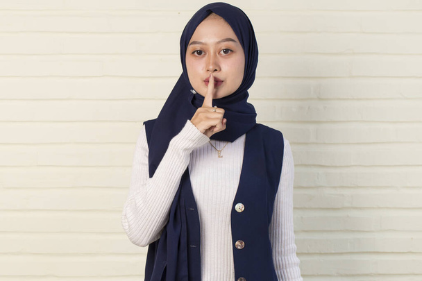 Geheime jonge aziatische moslim vrouw in hijab - Foto, afbeelding
