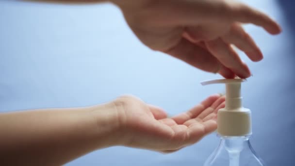 Žena zachází s rukama antiseptický gel, hygiena rukou, detailní záběr - Záběry, video