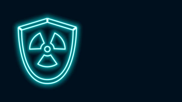 Zářící neonová čára Radioaktivní v ikoně štítu izolované na černém pozadí. Radioaktivní toxický symbol. Značka radiačního nebezpečí. Grafická animace pohybu videa 4K - Záběry, video