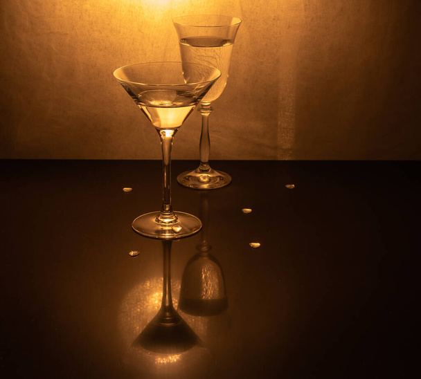 Csendélet alkoholtartalmú italokhoz használt edényekkel - Fotó, kép