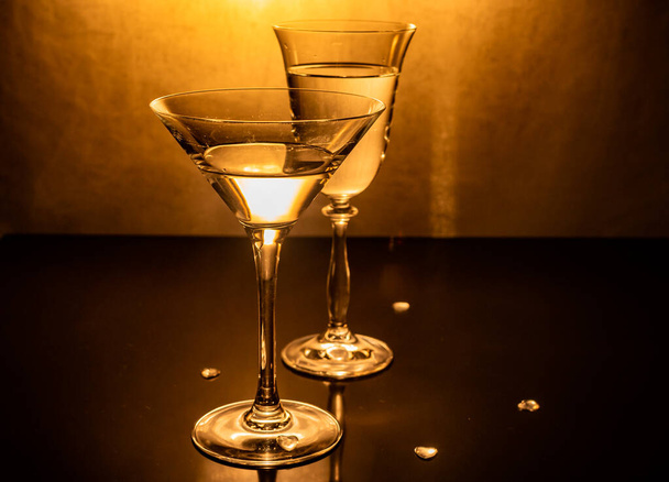 Csendélet alkoholtartalmú italokhoz használt edényekkel - Fotó, kép
