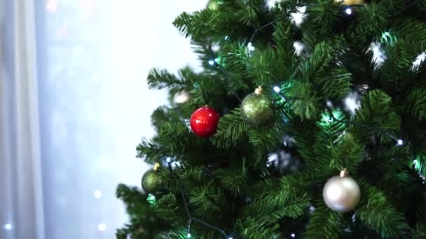 Close-up van een versierde kerstboom met slinger verlichting. - Video