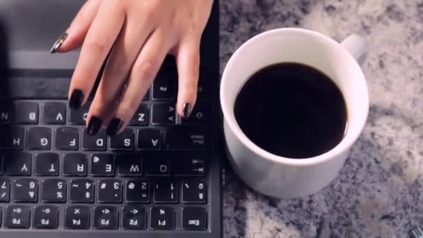 Το χέρι μιας γυναίκας με τα νύχια της βαμμένα μαύρα δακτυλογραφώντας σε ένα πληκτρολόγιο υπολογιστή σε αργή κίνηση - Πλάνα, βίντεο