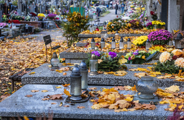 Tumbas decoradas en el cementerio Wolski justo antes del Día de Todos los Santos en Varsovia, capital de Polonia - Foto, imagen