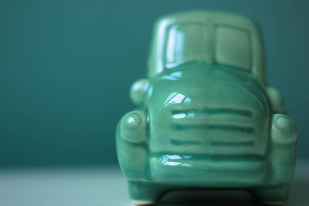 Brinquedos verdes carro vintage, viagem de férias de inverno - Foto, Imagem