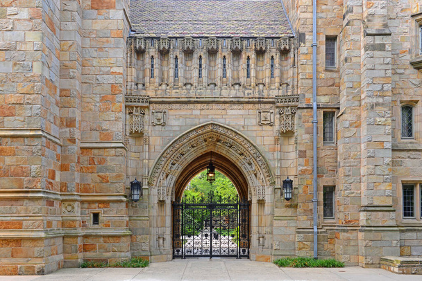 Puerta de entrada al Branford Hall en la Universidad de Yale, New Haven, Connecticut, CT, EE.UU.. - Foto, Imagen