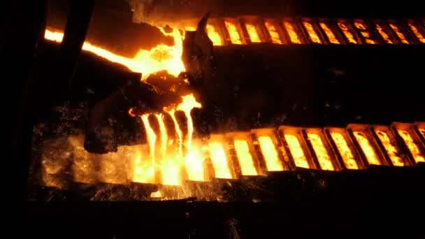 El hierro fundido de alta temperatura en la planta de fundición chispa durante el proceso de hierro fundido. - Metraje, vídeo
