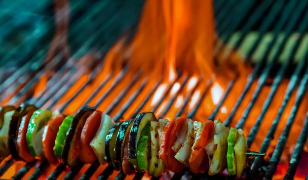 Barbacoa de verduras a la parrilla vegana kebab de rejilla caliente - Foto, Imagen