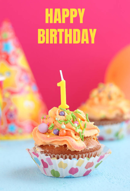 verjaardagskaart. cupcake met room en kaars nummer 1 op de feestelijke tafel - Foto, afbeelding
