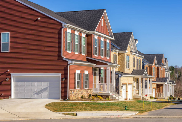 Stylové moderní dvoupatrové rodinné domy s barevnou červenou, žlutou vlečkou v USA - Fotografie, Obrázek