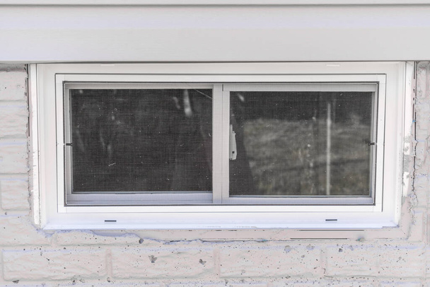Kellerschiebefenster mit weißem Rahmen - Foto, Bild