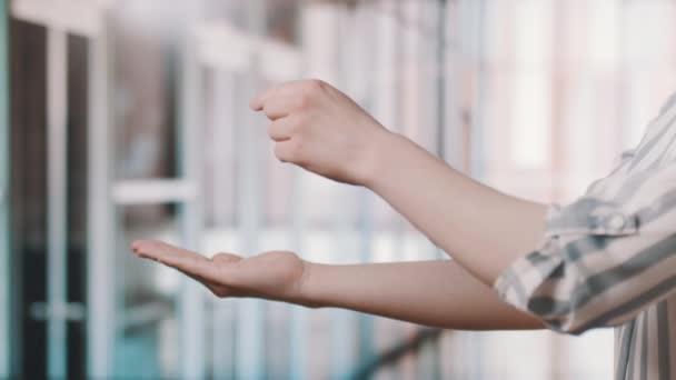 Közelről. nő kinyújtott kézzel, megható virtuális képernyő.  - Felvétel, videó