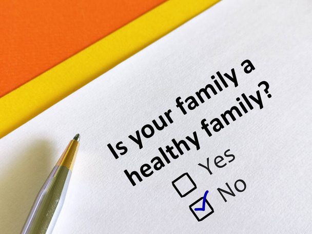 Una persona está respondiendo una pregunta sobre la familia. La persona está pensando si su familia está sana.. - Foto, Imagen