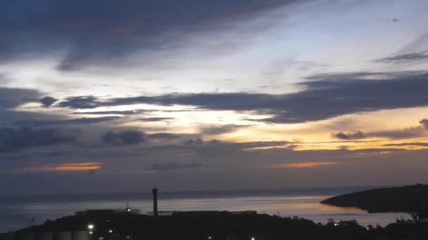 Po zachodzie słońca wieczorem kolorowe chmury na morzu pokrywały niebo. Scena o zachodzie słońca na morzu. Scena wschodu słońca na morzu. - Materiał filmowy, wideo
