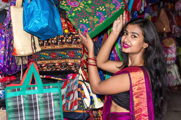 Belle femme indienne faisant du shopping en sari traditionnel pour la saison des festivals - Photo, image