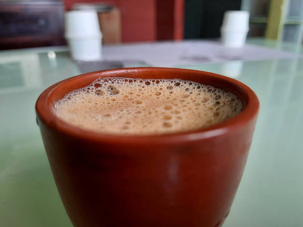 Szekrény a piros színű kávé kupa kávé elszigetelt fehér üveg háttér - Fotó, kép