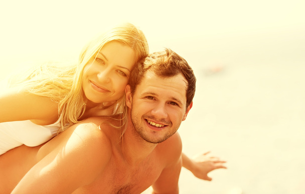 щаслива сімейна пара в любові обіймає і сміється на пляжі
 - Фото, зображення