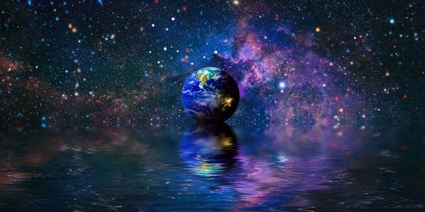 Kaunis epätavallinen avaruusplaneetta avaruudessa heijastuu veteen. Meidän kaunis maa heijastaa vettä näkymät avaruuteen, galaksi tähteä yötaivas, elementtejä tämän kuvan Kalustettu NASA , - Valokuva, kuva