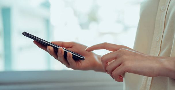 Крупним планом молода жінка рука тримає смартфон і спілкується з друзями в соціальній мережі
. - Фото, зображення
