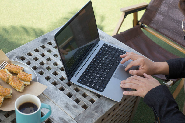 laptopot használó üzletember a szabadtéri kávézóban - Fotó, kép