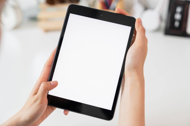 Detailní záběr ženské ruky držící digitální tablet na stole a obrazovka je prázdná. - Fotografie, Obrázek