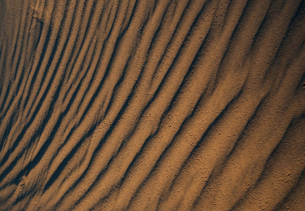 Wind vormt gelijke afstand rimpels op een duin zand als een vingerafdruk - Foto, afbeelding