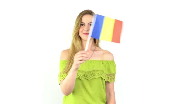  donna bionda sventola bandiera rumena davanti allo sfondo bianco   - Filmati, video
