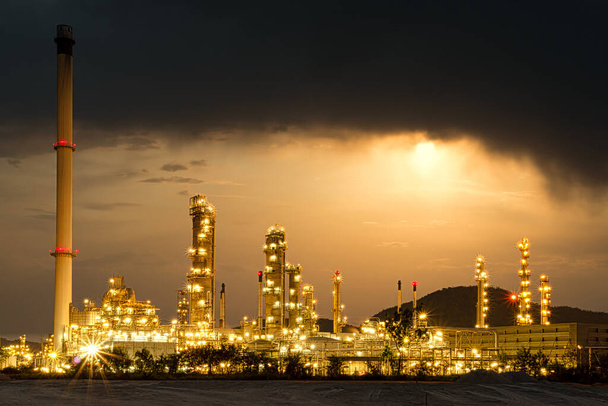 Bella fabbrica di impianti petrolchimici di raffineria di petrolio e gas brillava di notte - Foto, immagini
