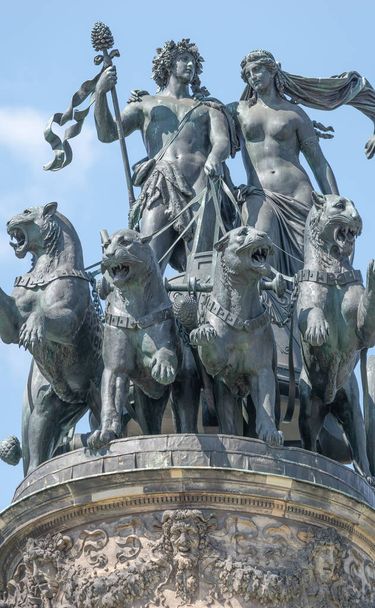 Stary posąg Dionis i Aridna quadriga z czterema panterami na szczycie Opery Narodowej w centrum Drezna, Niemcy - Zdjęcie, obraz