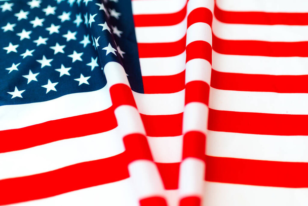 Top view Amerikaanse vlag en vorm inscriptie v of overwinning USA verkiezingsconcept. - Foto, afbeelding