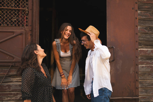 Friends Talking and Having Fun in Front of a Train Wagon. Ranch Concept Photography - Foto, Bild