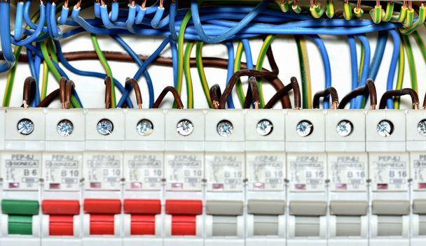 Detalle de cableado de cables eléctricos a disyuntores. Conexión según la norma de la República Checa. - Foto, imagen