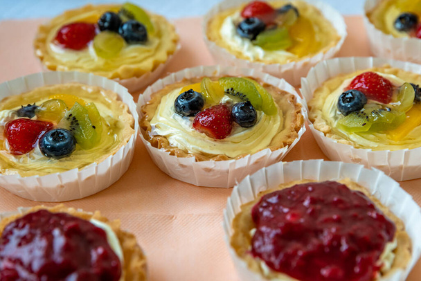 солодкі десерти з ягодами та вершками, кейтеринг
 - Фото, зображення